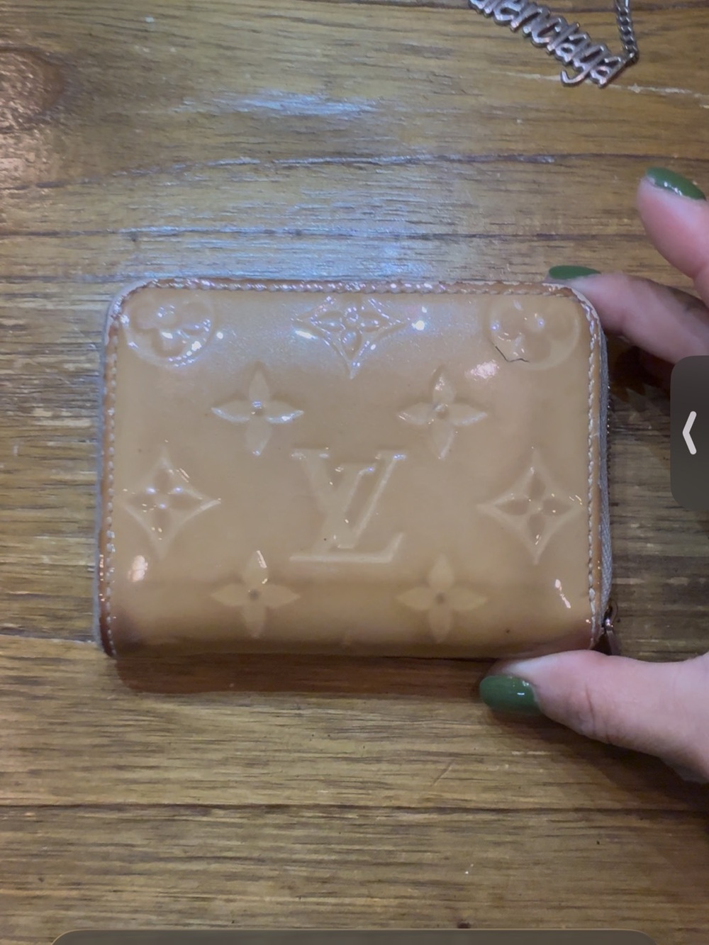 Louis Vuitton Vernis Zip Card Holder in Tan Patent - Picture 5 of 7
